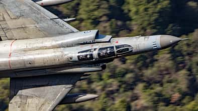 Kampfjets aus Griechenland und Frankreich beim Tiefflug durch die Vouraikos-Schlucht in Griechenland.