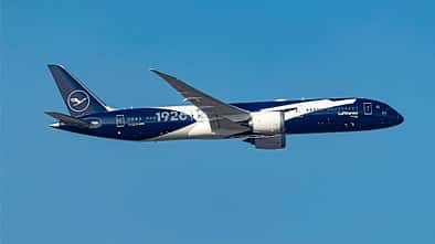 Boeing 787-9 der Lufthansa mit 100-Jahre-Sonderlackierung beim Überflug des Frankfurter Flughafens