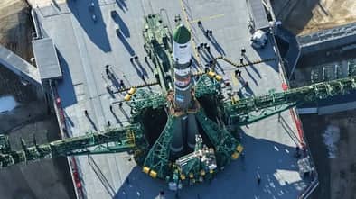 Progress MS-33 wird zur Startrampe in Baikonur gebracht, um Ende März 2026 zur ISS aufzubrechen.