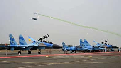 Suchoi Su-30 und K-8W bei ihrer Einweihungszeremonie am 12. März 2026.