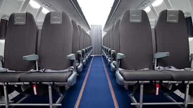 Passagiersitze der Iljuschin Il-114-300 aus Russland.