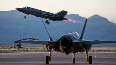 Zwei F-35 trainieren auf der Nellis Air Base in Nevada für eine Betankungsmission.