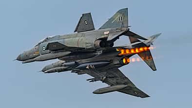 F-4E Phantom beim Break mit Nachbrenner