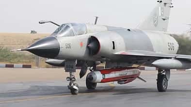 Pakistanische Mirage III mit Taimoor-Marschflugkörper.