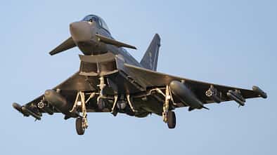 RAF und BAE Systems testen APKWS Laser-Guidance-Kit zur Drohnenabwehr an einem Eurofighter Typhoon.