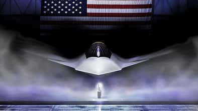 Neuer US-Kampfjet F-47 im Hangar mit US-Flagge (Animation).