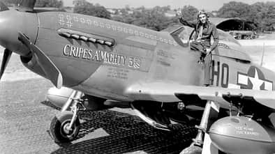 Jagd-Ass Major George E. Preddy Jr. in seiner P-51D, „Cripes A’Mighty 3rd“, die er im Juli und August 1944 flog