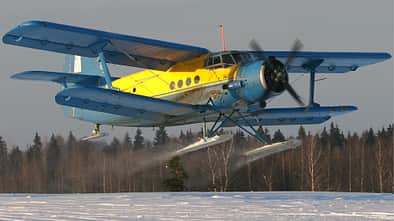 Antonw An-2 mit Skiern beim Start im winterlichen Russland.