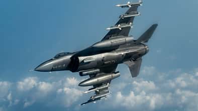 Eine F-16 des 480th Expeditionary Fighter Squadron im Flug.