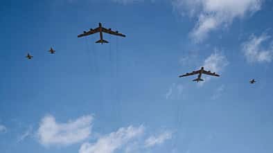 Ein B-52 Stratofortress-Bomber der US-Luftwaffe überfliegt am 23. April 2026 während der Übung African Lion 26 in Tan-Tan, Marokko, ein Übungsgebiet. 