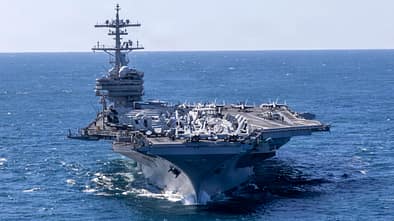 Flugzeugträger USS George Bush auf See von vorne Flugzeugträger USS George Bush auf See von vorne