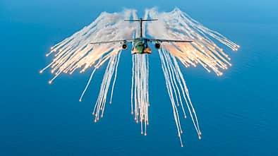 Embraer KC-390 Millennium Transportflugzeug mit Flares im Flug