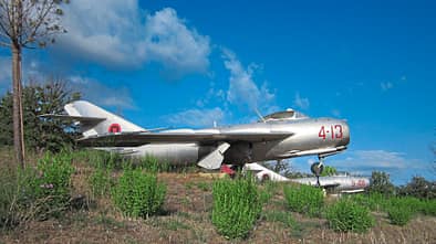Exponate der ehemaligen albanischen Luftwaffe im Militärmuseum von Bërzhitë bei Tirana