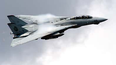 F-14 Tomcat der US Navy im schnellen Vorbeiflug