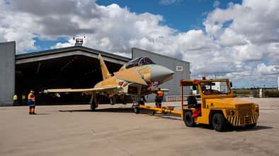 Eurofighter Halcón I wird aus der Halle gezogen
