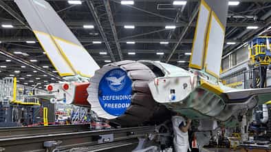 In die Zelle des ersten deutschen F-35-Kampfflugzeugs wurde das Pratt-&-Whitney-Triebwerk F135 eingesetzt. 