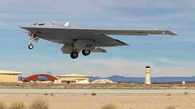 Northrop Grumman B-21 Raider beim Start.