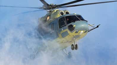 Russischer Mehrzweckhubschrauber Mi-171A3 beim Start im Schnee.