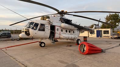 Mi-8 des ukrainischen Unternehmens H3Operations mit Löschbehälter.