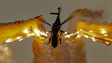 NH90-Hubschrauber verschießt Flares auf Antidotum Air Show Lezno 2026