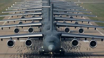 Zahlreiche Transportflugzeuge vom Typ Xian Y-20B reihen sich in China zum "Elephant Walk" auf.