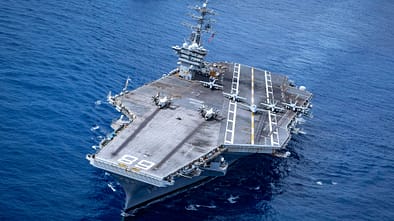 USS Nimitz von vorne Luftaufnahme mit MQ-25 an Deck