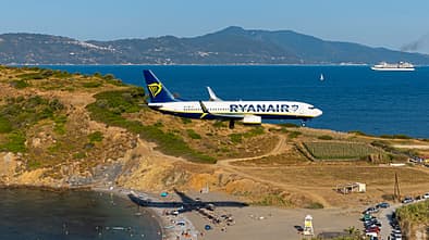 Eine Boeing 737-800 von Ryanair im Endanflug auf den Skiathos Island International Airport
