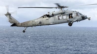 Sikorsky MH-60S fliegt über Meer