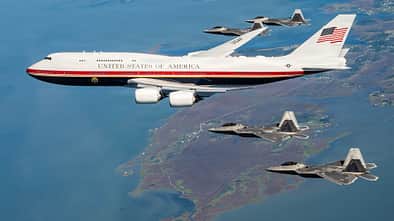 Boeing 747 Air Force One in Formation mit vier F-22 Raptor