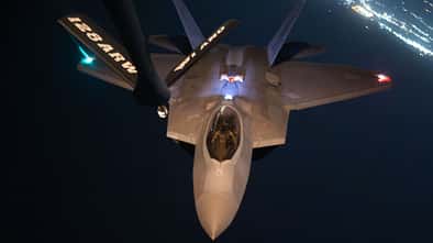 F-22 Raptor Luftbetankung bei Nacht