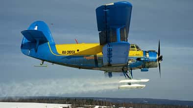 Mit Skiern ausgestattete Antonow An-2 beim Einsatz in Russland