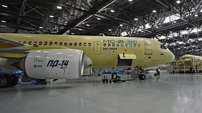 Die erste Jakowlew MS-21-310 aus der Serienfertigung wird von Russlands Präsident Putin begutachtet.