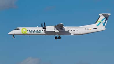 Eine Bombardier Dash 8 von Air Uniqon im Landeanflug