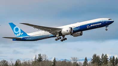 Boeing 777-9 im Flug in Paine Field in Everett, Washington.