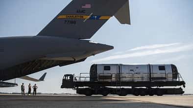 Angehörige der 89th Aerial Port Squadron verladen am 1. August 2019 auf der Joint Base Andrews (Maryland) eine „Silver Bullet“ in eine C-17 Globemaster III. Die „Silver Bullet“ ermöglicht den sicheren und taktischen Transport hochrangiger US-Führungskräfte an Bord von C-17-Transportflugzeugen zu jedem beliebigen Ort der Welt. Mithilfe der „Steel Eagle“ und deren vielfältigen Kommunikationssystemen kann das Personal des 89th Airlift Wing praktisch weltweit eine unterbrechungsfreie Kommunikation gewährleisten.