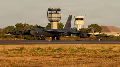B-52H Stratofortress rollt vor Towergebäude