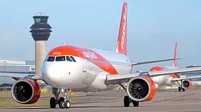 Ein Airbus A320neo von easyJet am Flughafen von Manchester