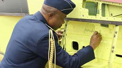 Bell feiert die Auslieferung des ersten Serienflugzeugs AH-1Z für Nigeria.