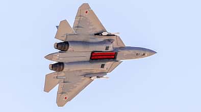 Suchoi Su-57 beim Display mit offenem Waffenschacht in el-Alamein 2026.