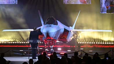 Holger Neumann salutiert beim F-35 Luftwaffe Roll-out