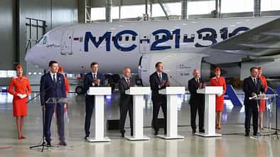 Aeroflot-Führung bei Pressekonferenz vor Jakowlew MS-21-310.