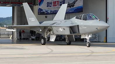 Erste seriengefertigte KF-21 Boramae an Südkoreas Luftwaffe übergeben.