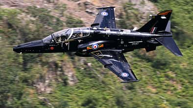 BAE Hawk T2 der RAF im Tiefflug