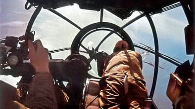 Blick in die Kanzel einer Heinkel He 111 während eines Feindflugs