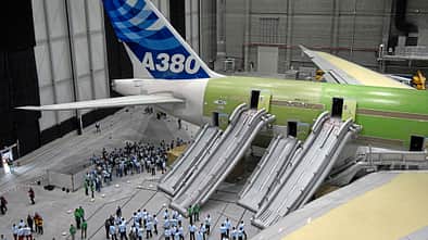 Airbus A380 bei einer Evakuierungsübung mit ausgefahrenen Notrutschen