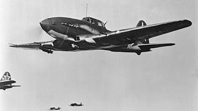 Mehrere sowjetische Iljuschin Il-10 im Formationsflug.