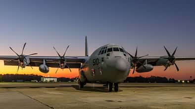 C-130J Hercules am Boden vor Sonnenuntergang