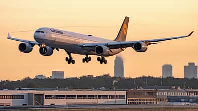 Airbus A340-600 der Lufthansa bei der morgendlichen Landung in Frankfurt.