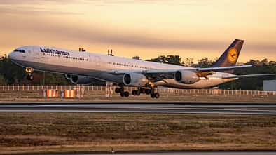 Airbus A340-600 der Lufthansa bei der morgendlichen Landung in Frankfurt.