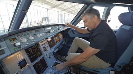 Flugest-Ingenieur, Thomas Heidemann, Cockpit, Airbus, A321neo Flugest-Ingenieur Thomas Heidemann im Cockpit einer A321neo